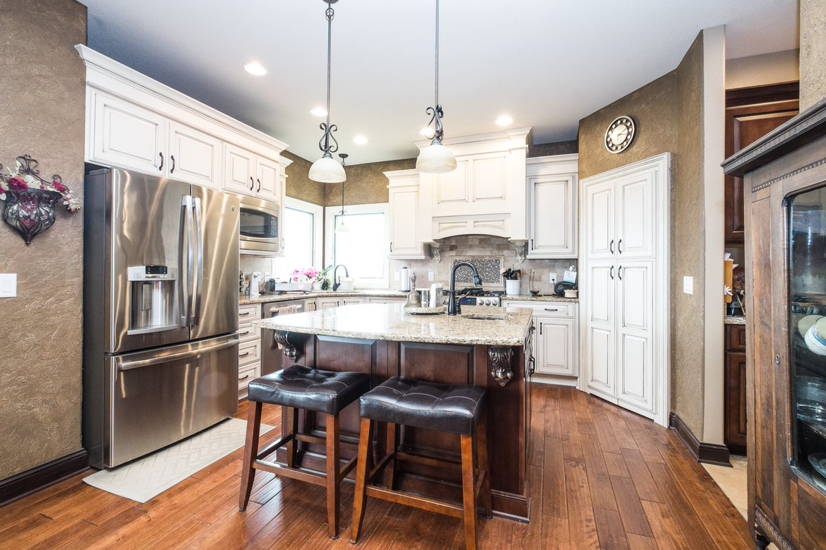 EvergreenHomes1's tweet photo. Great house for sale in Urbandale! Come check it out tomorrow (May 22nd) open house is at 1-4pm at 3209 163rd St. https://t.co/lmZgQA7TVY
