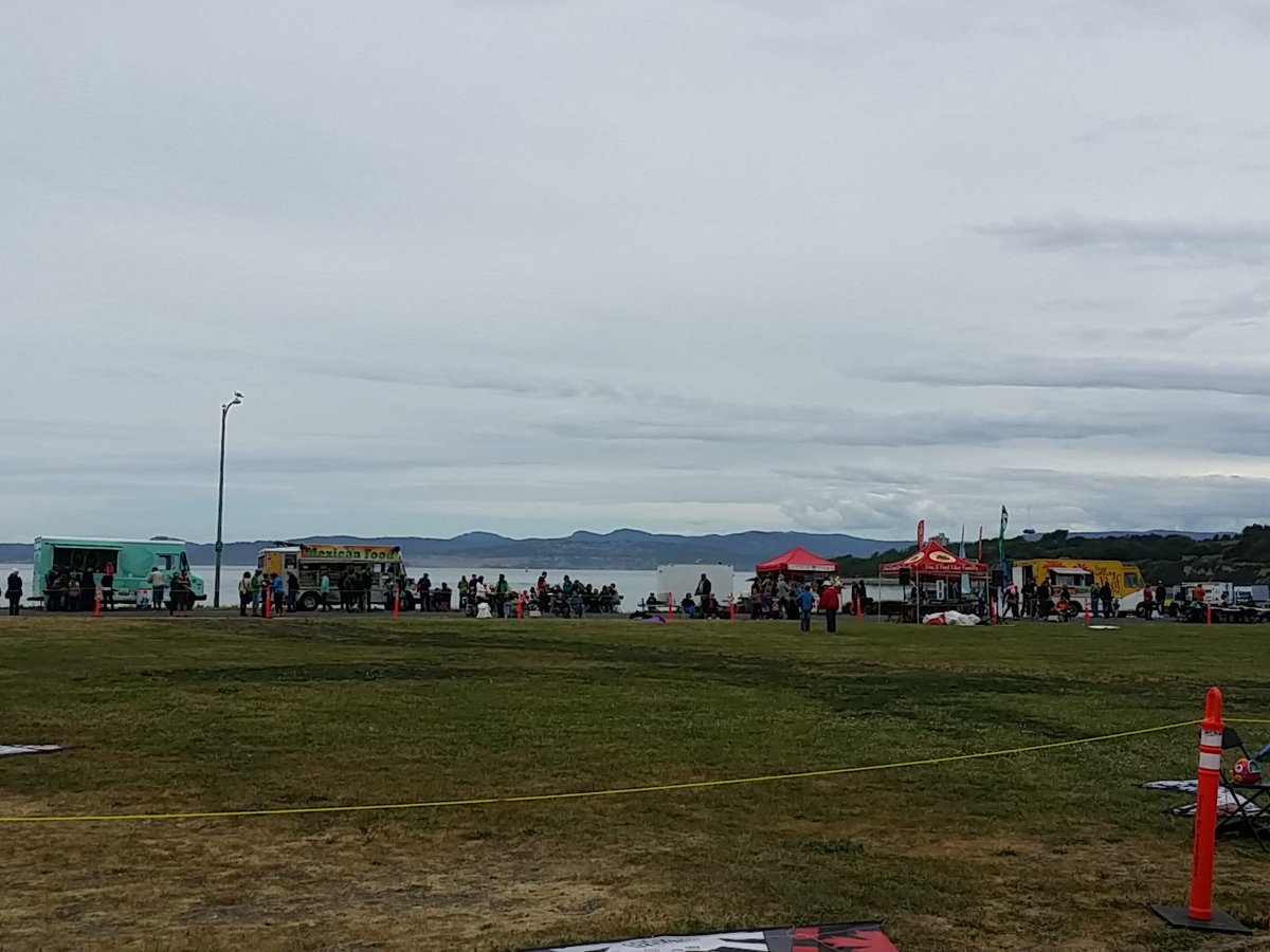 We are waiting for our wind to return! Expecting to get our kites back up in the next hour.