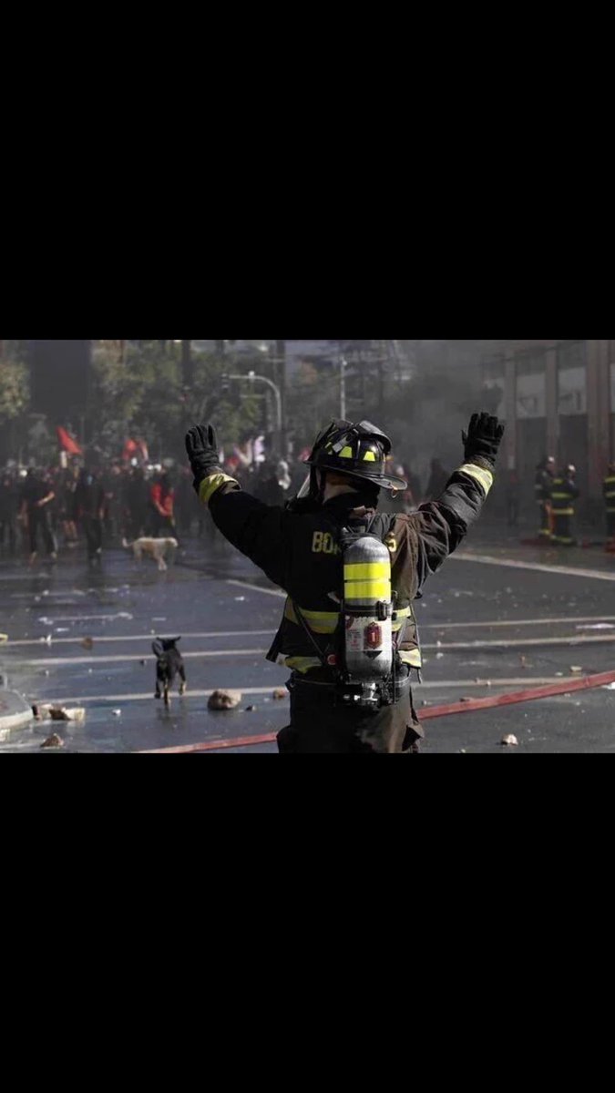 El cara a cara de un héroe anónimo con los desquiciados que no respetan nada #GrandeBombero