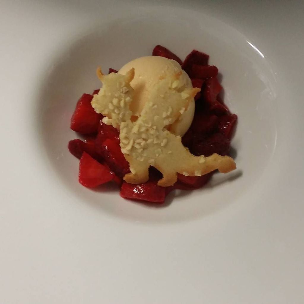 CarolinaEncala's tweet image. Prueba nuestro helado casero de mascarpone, tartar de fresas y galleta de almendras #dracrestaurant #cartanova #pos…