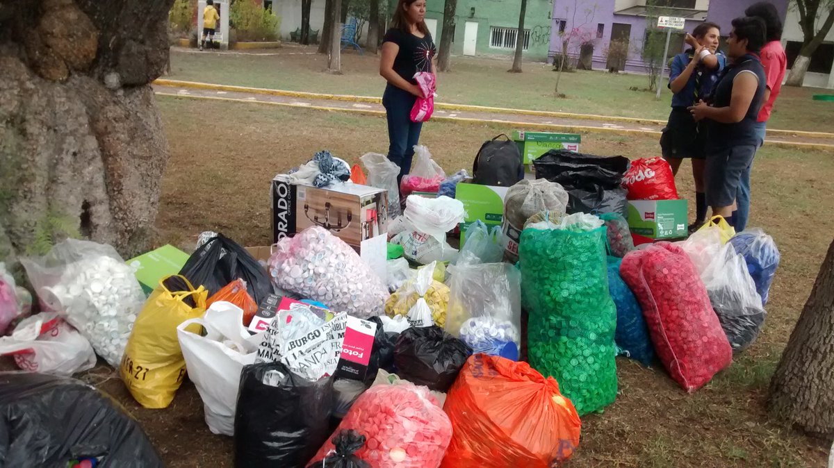 imef_acatlan's tweet photo. Hoy fue la entrega al #Tapaton2016 de #ResponsabilidadSocial de la #FESAcatlan 
Muchas gracias a todas personas! 💚 https://t.co/qKDdDEyx20