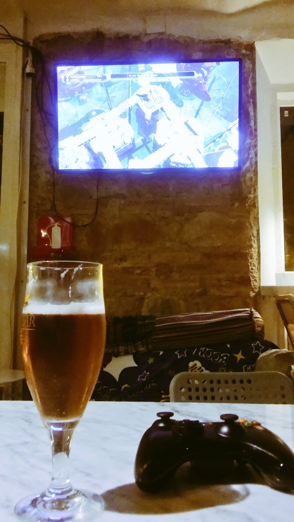 Lenanodento's tweet image. #LensRightNow tranquil i la jefa amb la seva obsessió... #DefenseGrid