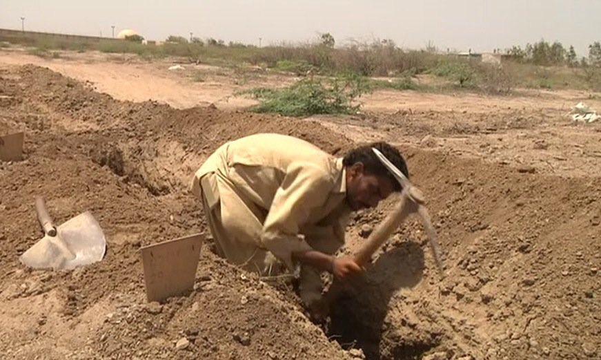 Geçen yıl 1300 kişinin hayatını kaybettiği Pakistan'da, aşırı sıcaklar için alınan en acı tedbir kazılan 300 mezar.