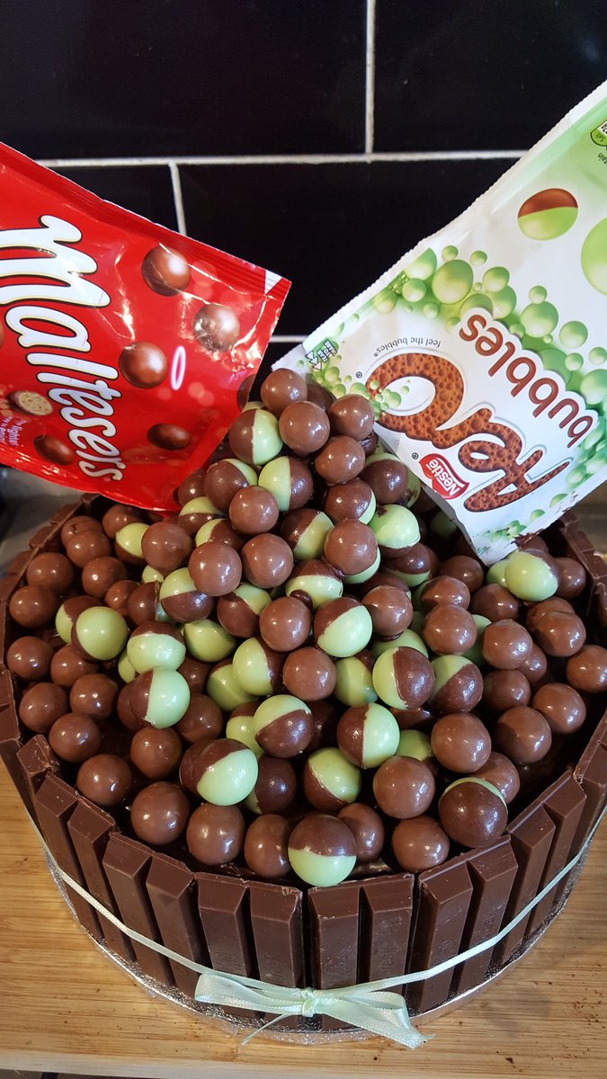 Dozydoris85's tweet photo. Dad's 60th birthday cake #mintareo
#dads60thbirthday #malteasers #kitkat https://t.co/dc7cuMzws6