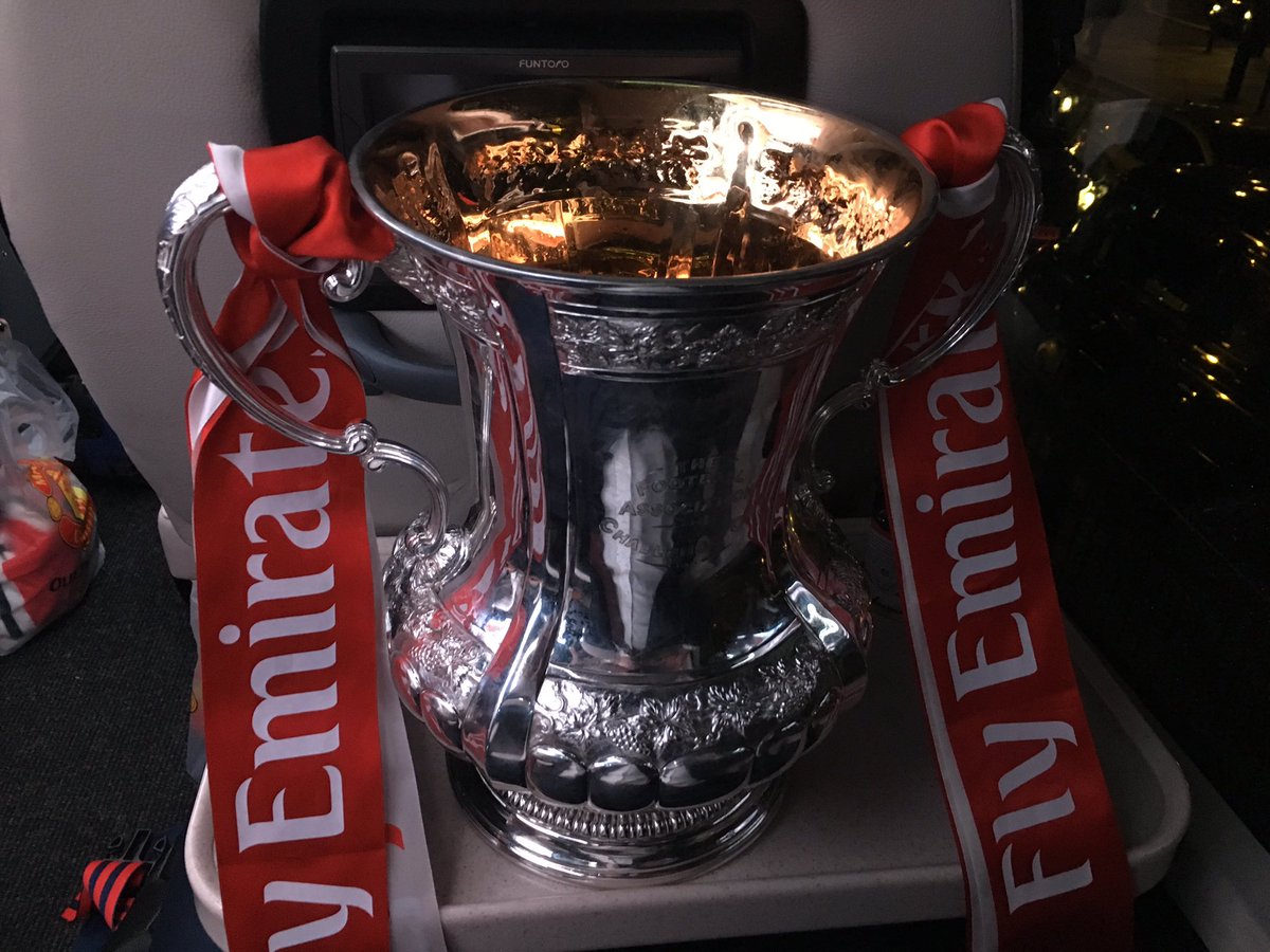 ChrisSmalling's tweet photo. An unforgettable coach journey....🏆🏆 @ManUtd @EmiratesFACup #mufc #ggmu https://t.co/aHKeP3iRJC