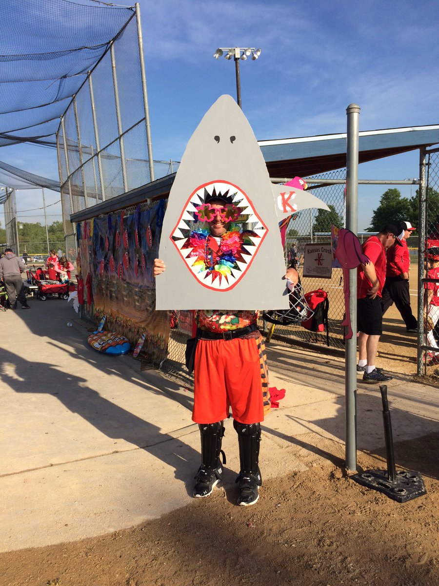 StaceyDeiter's tweet photo. Even the umpire got swallowed by he Kansas Crush Shark! ⚾️❤️ @HawaiianHitfest https://t.co/kgvedZ0TXP