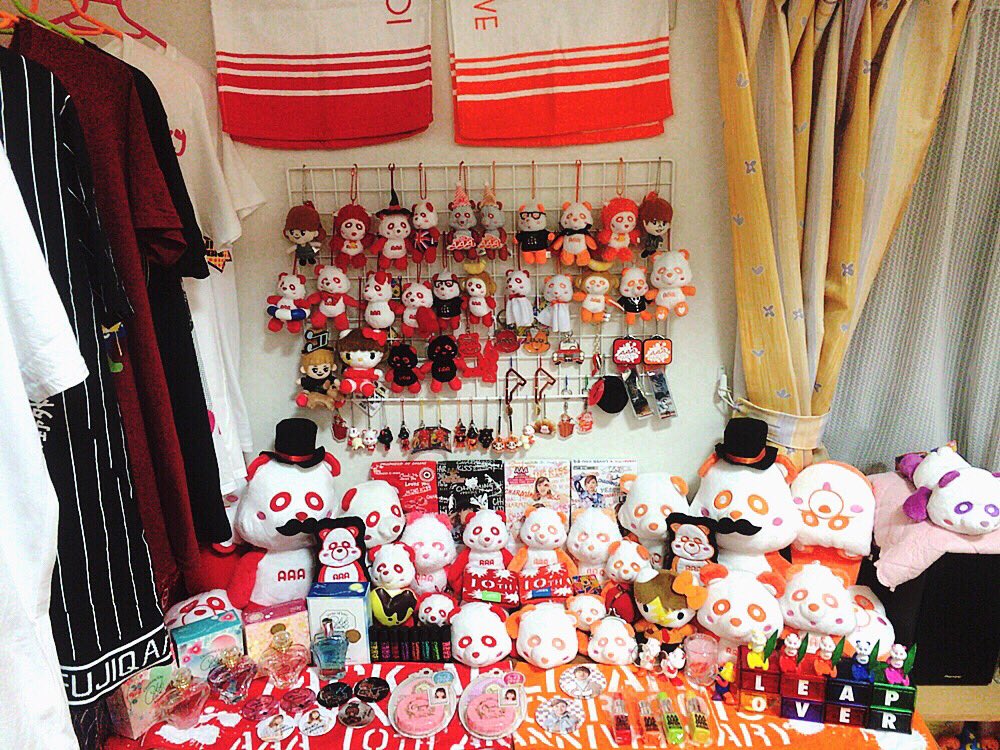a3_d1c's tweet photo. aヲタさん以外にはどん引きされる
部屋になってしまった😂💕
この前より少しバージョンアップ🌟！！

*
#こんな部屋でも引かないよって人RT 
#AAA好きな人RT 
#RTした人全員フォローする 
#AAAグッズ https://t.co/fNfe2MBcjM
