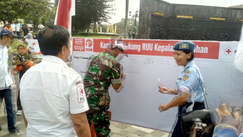 Penandatanganan petisi dukungan Pengesahan RUU Kepalangmerahan #RedCrossDay