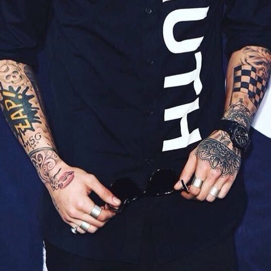 zayn's hand tattoo on Twitter: "Zayn's hand tattoos. RT if ...