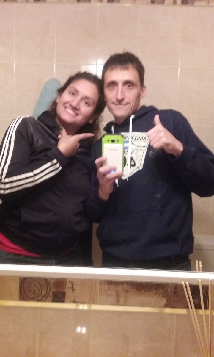 kike_verdolaga's tweet photo. Boludeando con @la_bella1984 en el baño de mis cuñado.,
#Alpedeando https://t.co/3alkVqxQm9