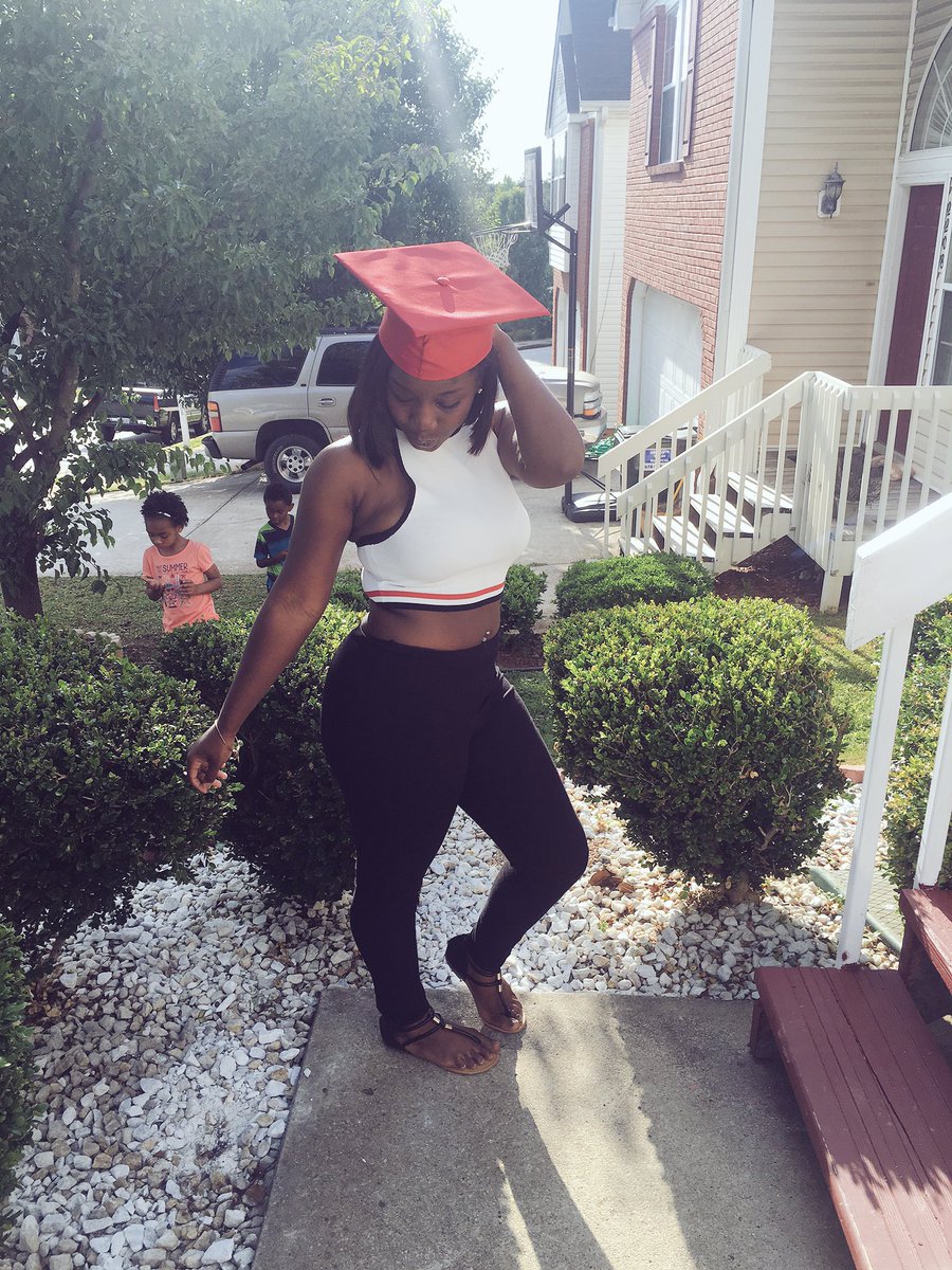 Only1Lexx_'s tweet photo. 2k16 Graduate 🎓😻 https://t.co/LtJNTluO4M