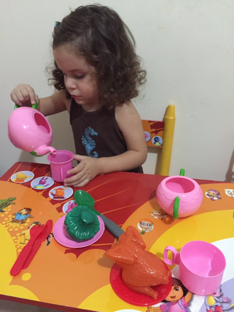 GabyFlorenciaC's tweet photo. La hora del té con Lu❤️ https://t.co/bfJ3HEVL01
