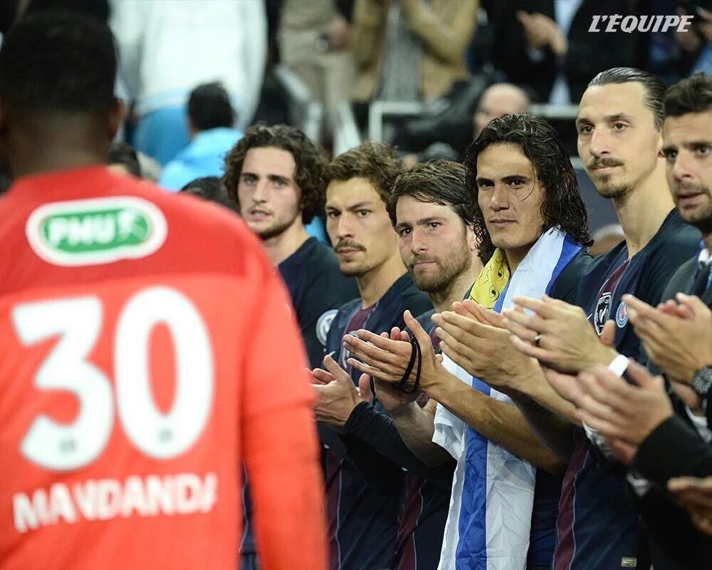 ActuFoot_'s tweet photo. Le respect...
Superbe image de @lequipe. https://t.co/o07HAuXOnO