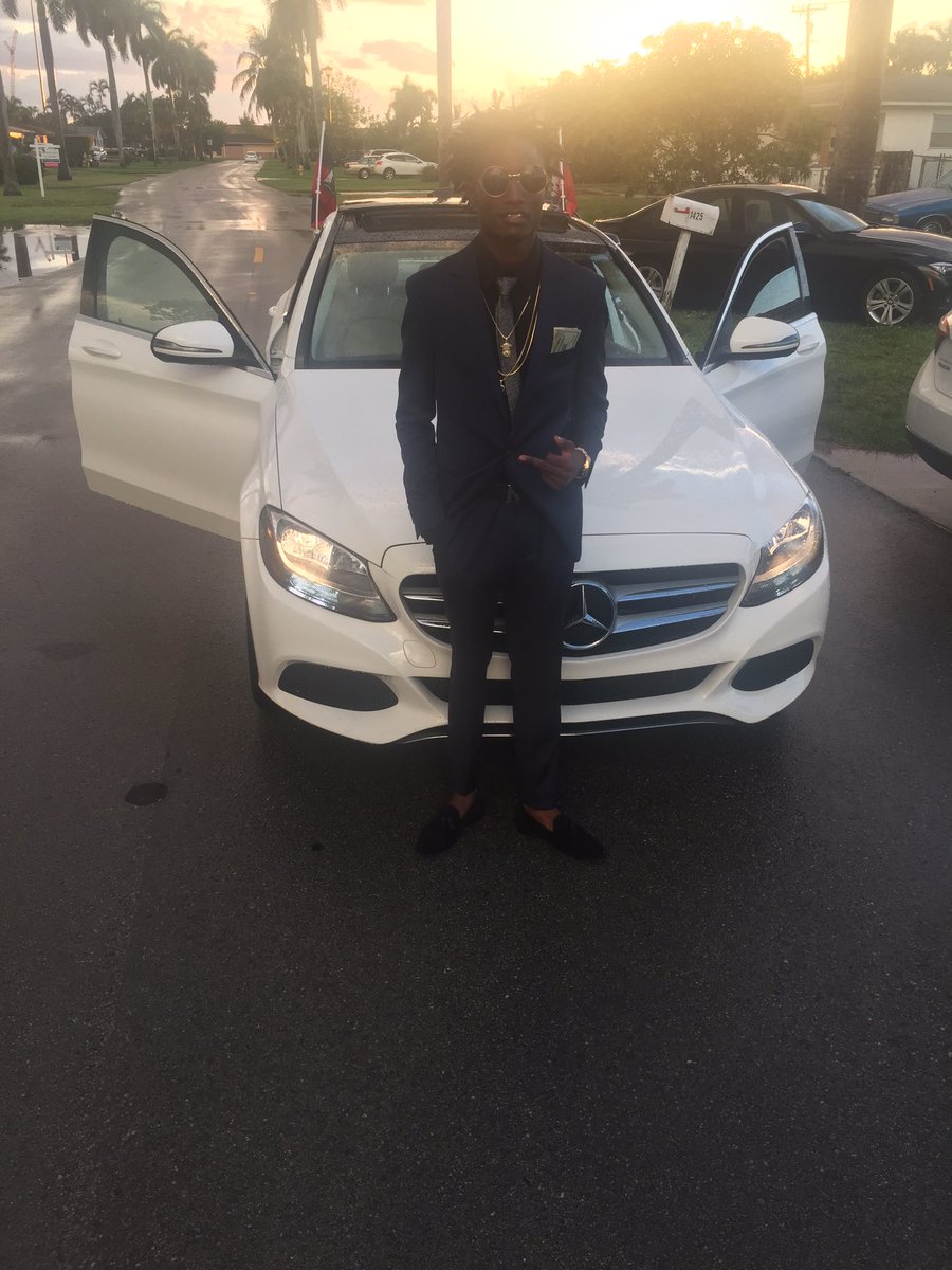 _PlutoLife's tweet photo. I Might Fuck Yo Hoe And Pay Her Bill #NMBPROM2K16 https://t.co/rO5U8GARn8