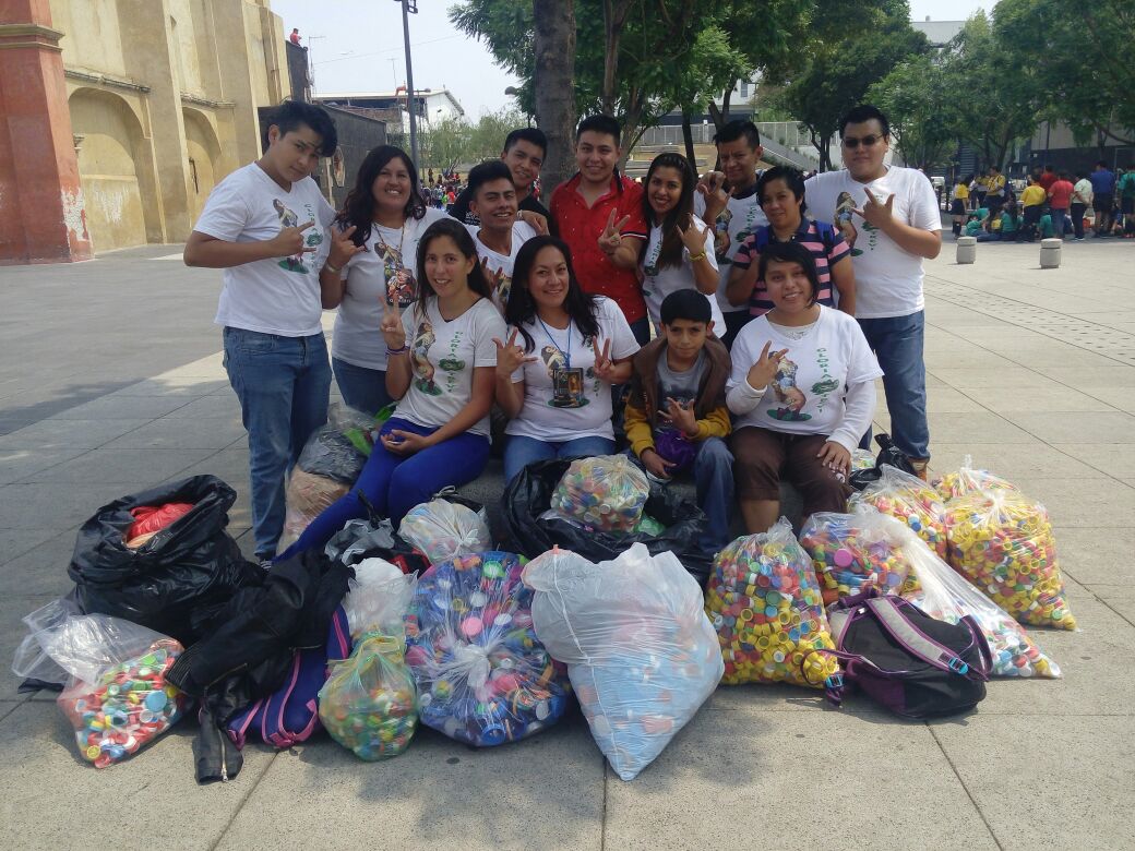 TrevilandersMX's tweet photo. Nos encontramos a @SuenosAtreviDF apoyando con toda la actitud #Tapaton2016 @GloriaTrevi 👏 @SergioDelAguila https://t.co/aA785Kz1nd