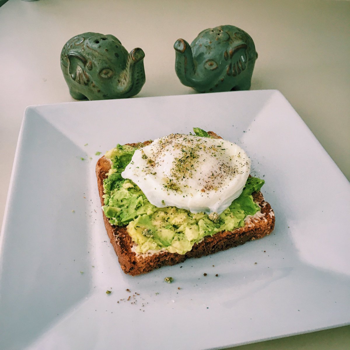Mandylee823's tweet photo. @PowerOfVitality #healthyfyi this is my go to breakfast! #avocado #poachedegg https://t.co/1nNdiGfuFL