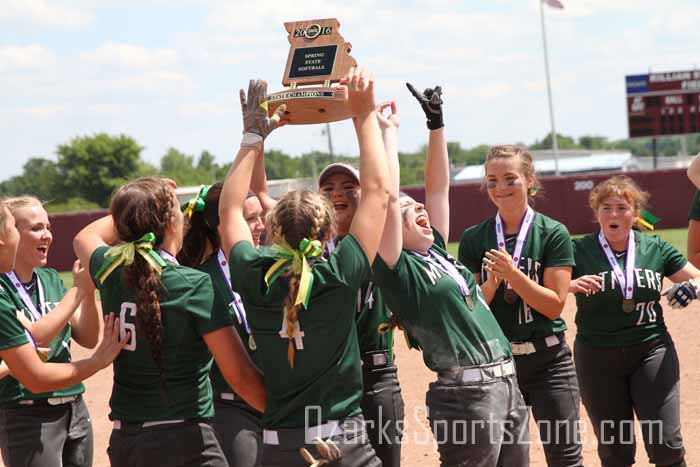 OzarksOzone's tweet photo. '@MtVernSoftball caps off season with the program's first state championship. Recap &amp;photos: https://t.co/wSklpRenld https://t.co/JCFjVNqFdX