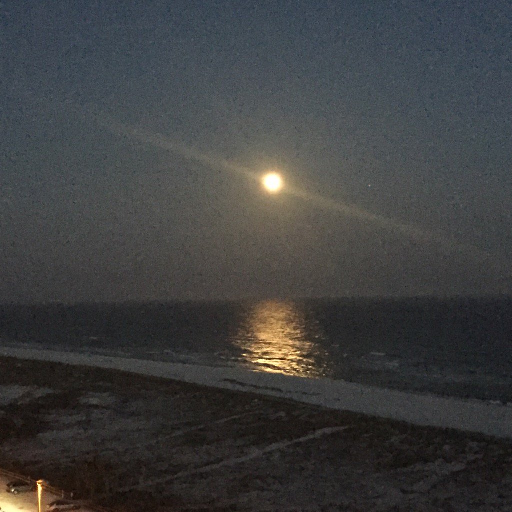 Sugar41530735's tweet photo. Blue moon over the Gulf. #pensacolabeach https://t.co/N9AeFJUcvQ