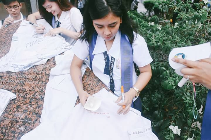 mymonikerismo's tweet photo. Grabbed from @OlaItsMonica 's Bacc Mass album. Hirap mag-let go! π’ #USTBatch2016 https://t.co/bB2ceH5xf8