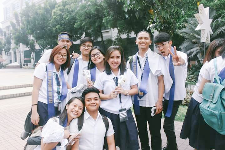 mymonikerismo's tweet photo. Grabbed from @OlaItsMonica 's Bacc Mass album. Hirap mag-let go! π’ #USTBatch2016 https://t.co/bB2ceH5xf8