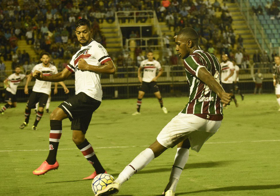 #Brasileirao <a href="/FluminenseFC/">Fluminense F.C.</a> vira, mas <a href="/SantaCruzFC/">Santa Cruz F.C.</a> arranca o empate em Volta Redonda >> bit.ly/1TzUAbR