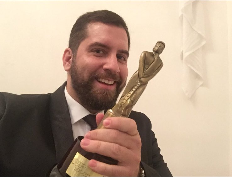 radio2rosario's tweet photo. @Yojuanjunco levantando el #MartinFierroFederal de A Diario. El lunes te esperamos. Traé alfajores! https://t.co/RC2StSs3xO