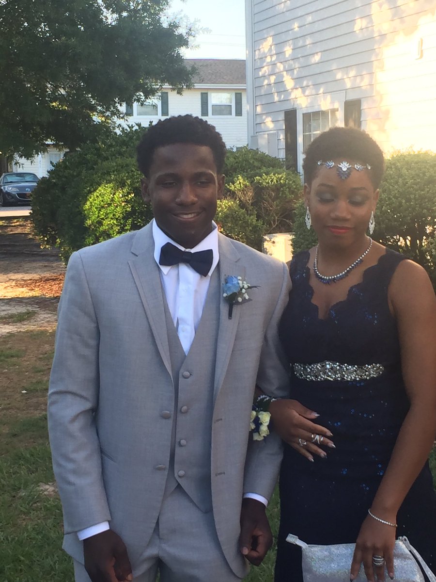 RanditheReal's tweet image. Love my sis! #slay  #prom2k16 @2k16prompics
