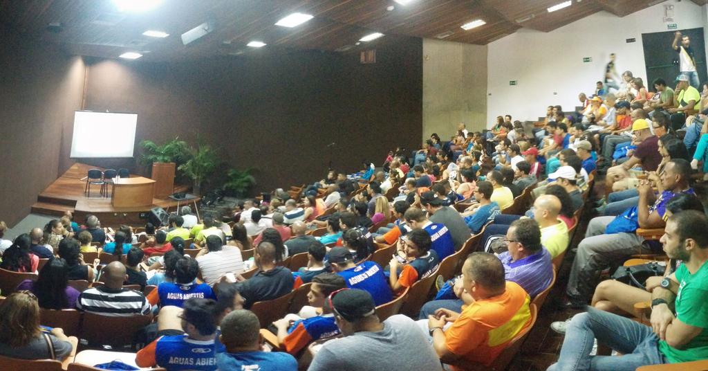 AguasUSB's tweet image. A casa llena recibimos a los 360 nadadores que mañana darán todo por el #AguasAbiertasUSB.