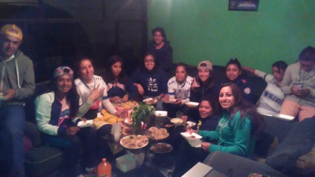 macrosoccerfv's tweet photo. #FamiliaMacrosoccer
Conviviendo con nuestra filia de san juan del Qro.
#yosoymacro https://t.co/Ew0ZvilgP4