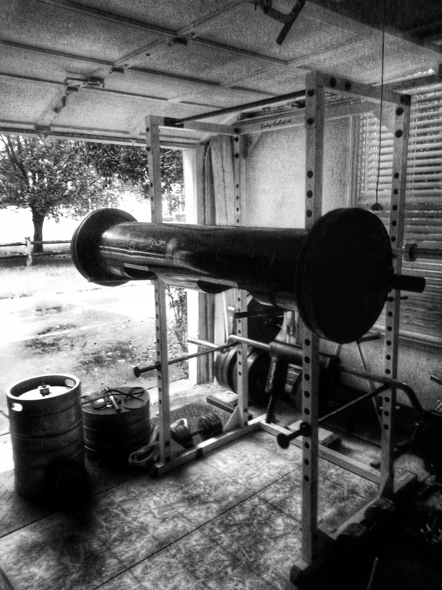 Early morning pressing session in the #garagegym