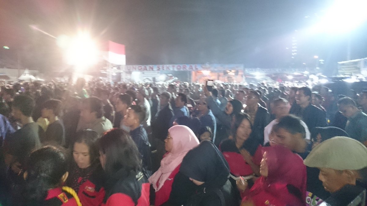 KecKebonJeruk's tweet photo. Kemeriahan penutupan acara Kebon Jeruk Fair pada 21/05/2016.. https://t.co/8ncf7PvdY3