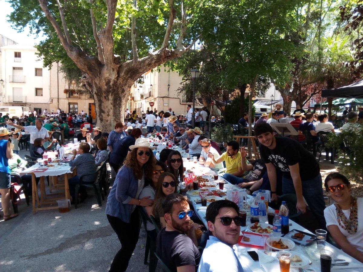 FilaMantaRoja's tweet photo. Paelles 2016 a la Filà Manta Roja! Gran ambient fester i molta germanor 💃 https://t.co/4l5CvqV5FI