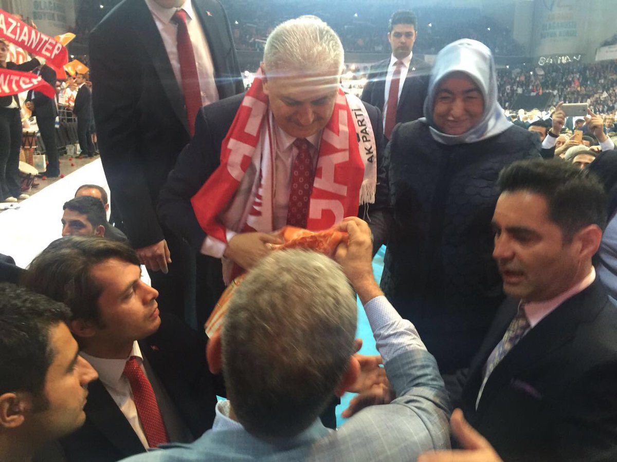 AK Parti Genel Başkan Adayı Binali Yıldırım Kongre Salonunda büyük bir sevgiyle karşılandı #BüyükKongreKutluYürüyüş
