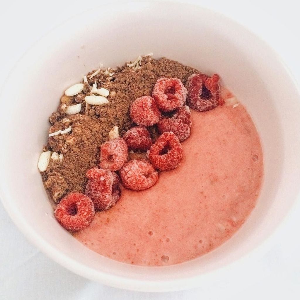 paigethorne88's tweet photo. #smoothiebowls by vicklysweet the usual • strawberry smoothie bowl w/ @damnsugarplease https://t.co/h2zawLiBd8 https://t.co/OkSZY9c0o5