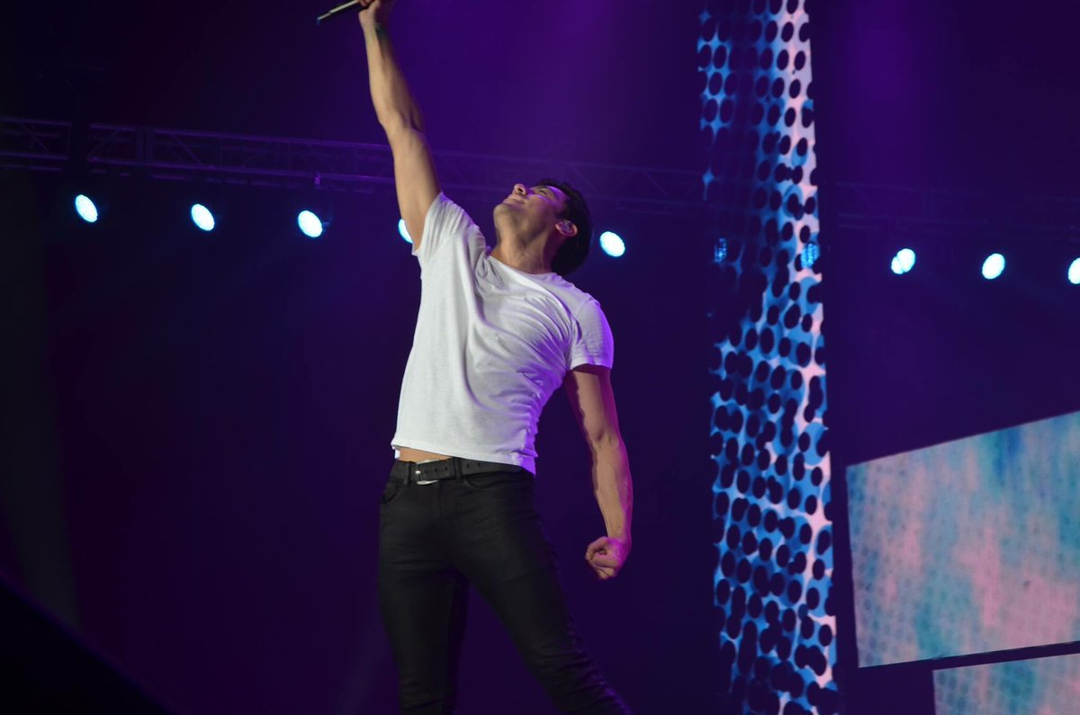 ocesa_pop's tweet photo. Fotos de @_CarlosRivera en @AuditorioMx obra de Hugo Téllez @Hugo_tllz #YoCreoTour https://t.co/6EcSoKAv5q