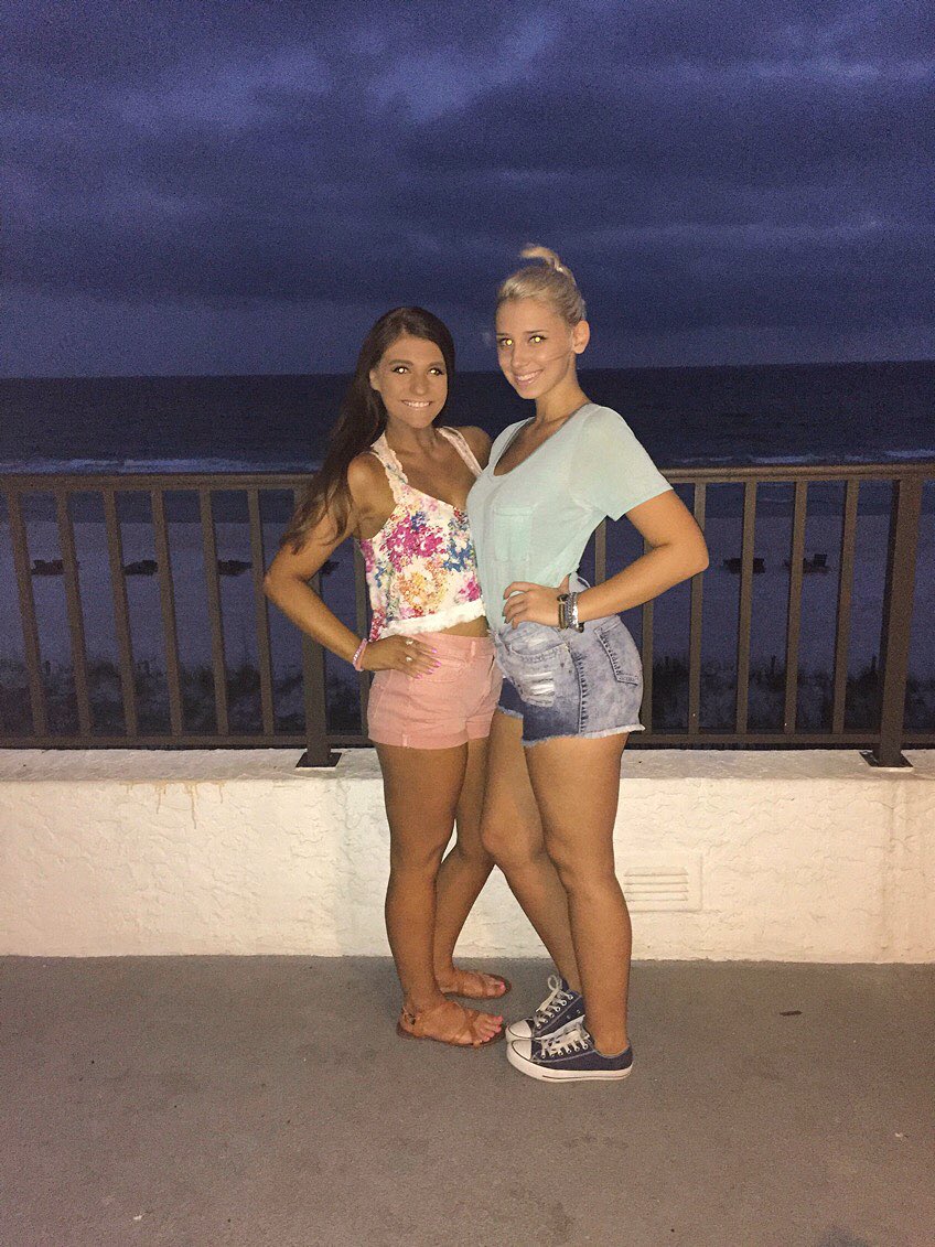 emily_guess97's tweet photo. 🐚🍍🌊 #seniortrip #nopy https://t.co/IfWdexd2nM