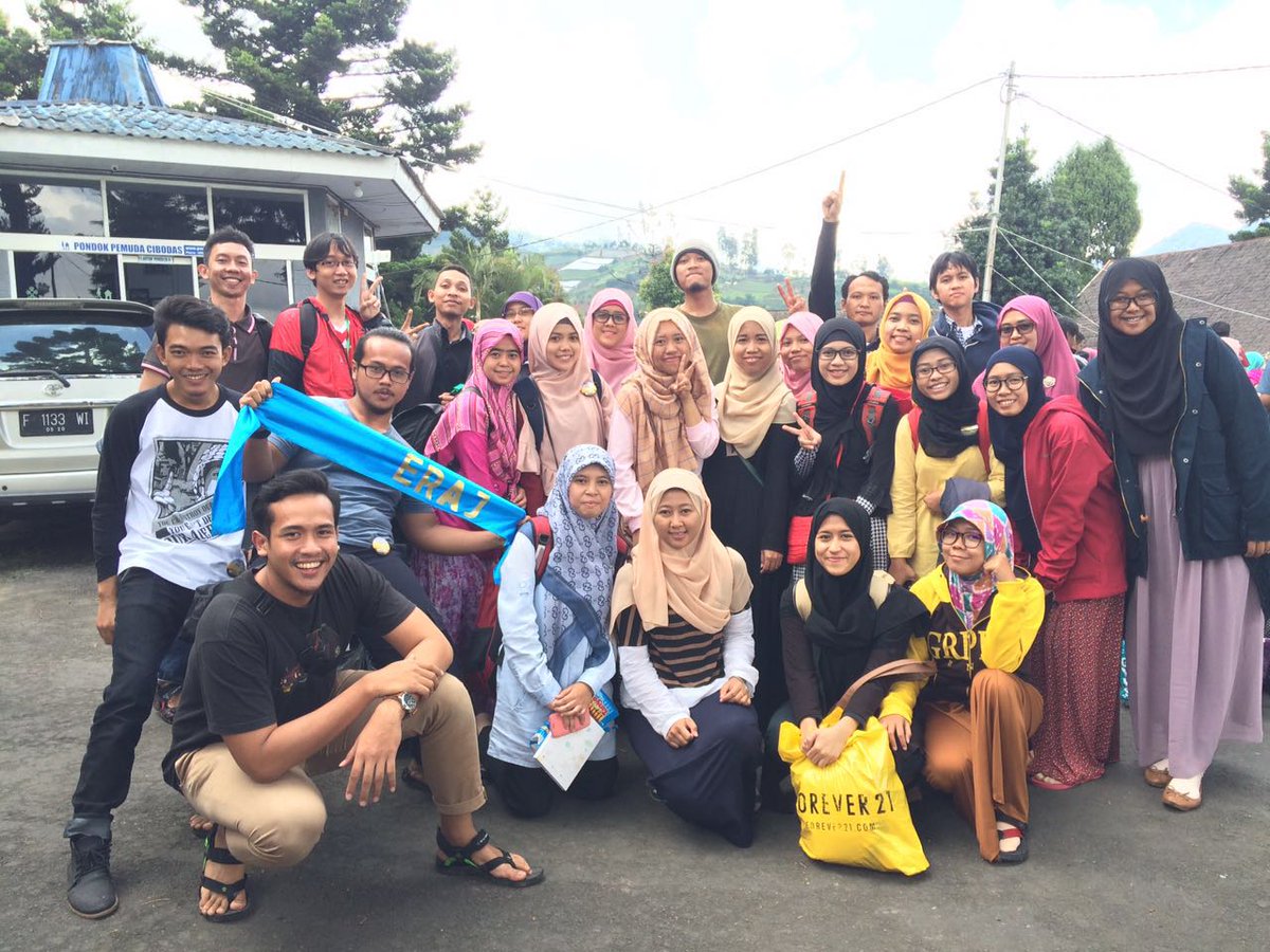 Nurul_uyuyyy's tweet photo. Semoga kita bisa berkumpul di surganya Allah @yisc_alazhar #miladyisc45th #thebestjourney @kianhidayah https://t.co/JwLwibDjbI