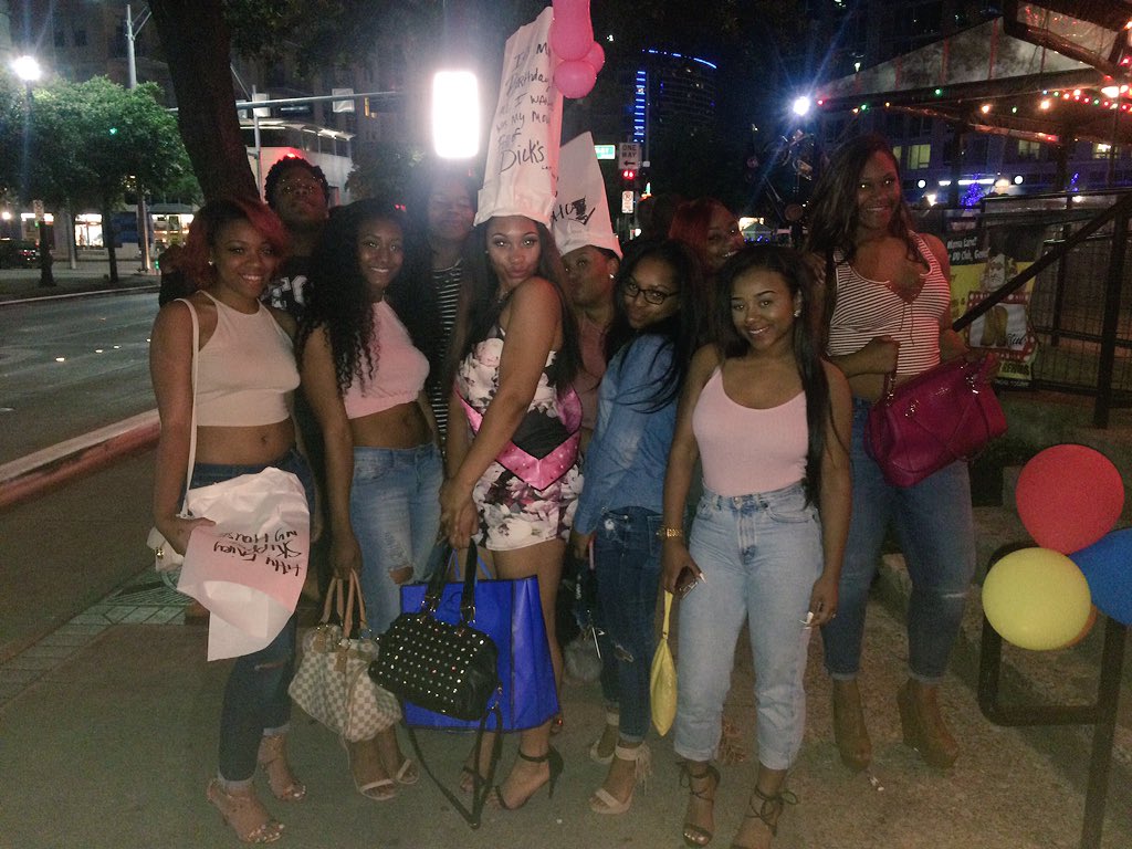 Ms_caitybrixx's tweet photo. all I do is hang w/ the young and heartless 😈 #Birthdayinafew https://t.co/rqN0ScUIHV