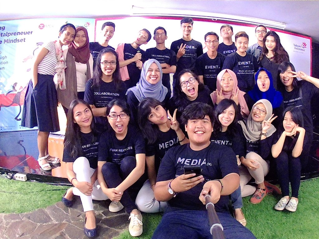 astutiwnddd's tweet photo. Salah satu keseruan (panitia) di acara #RuangIde kemarin. Alhamdulillah event pertama kita sukses!π https://t.co/zcBVq7Kpdf