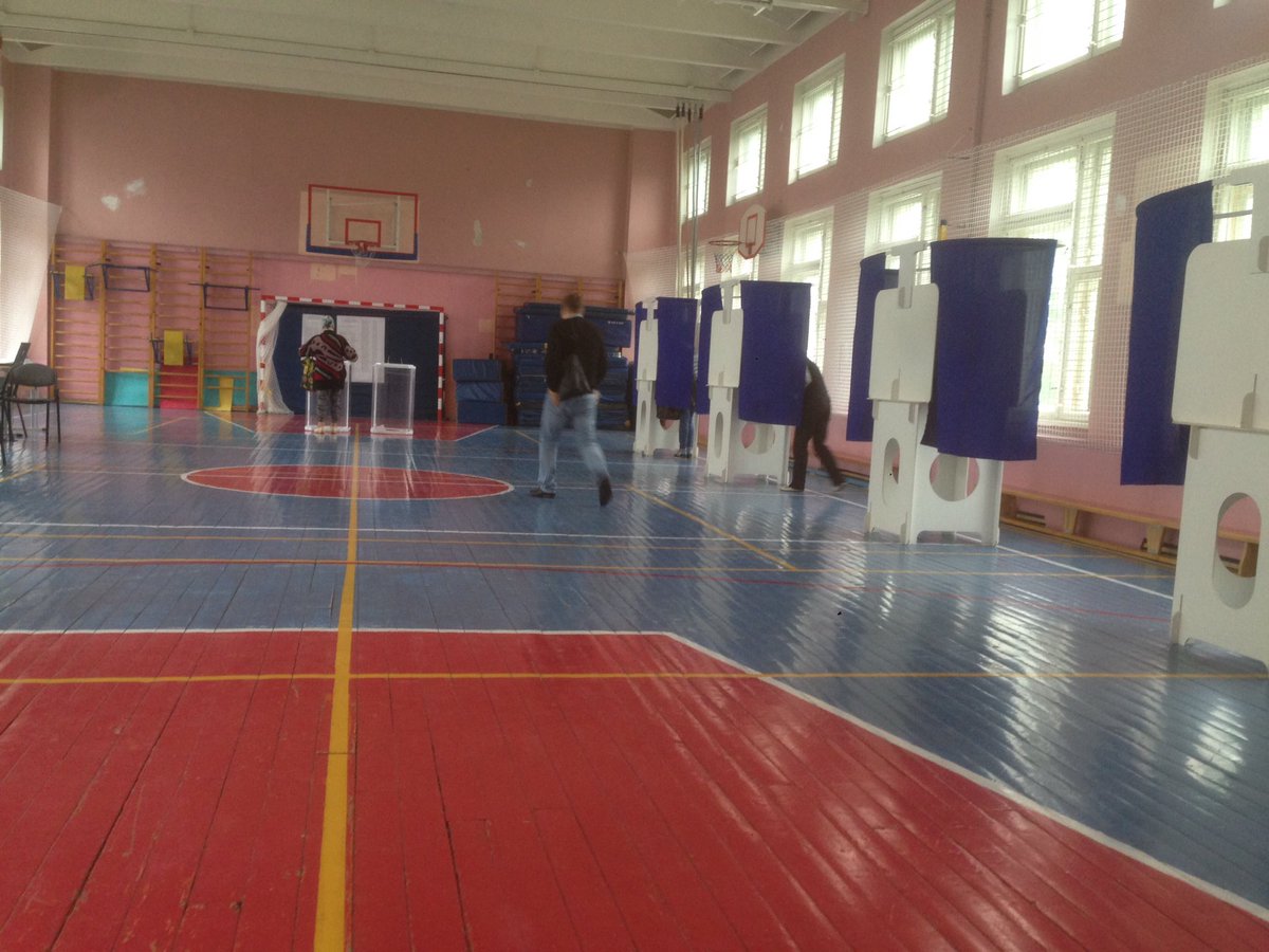 Surikov01's tweet photo. Раннее утро воскресенья, а люди уже идут выбирать своего кандидата. Для них это долг перед Родиной #москвавыбираетЕР https://t.co/jpSPu54iBp