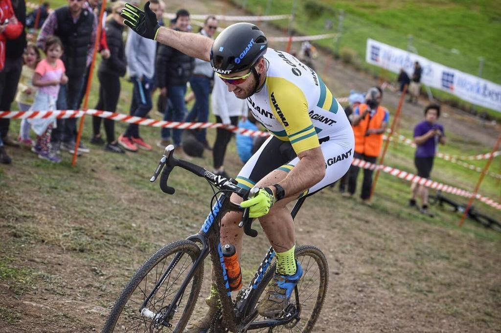 kirstybaxter79's tweet photo. Making the hill look easy with one arm up! @paulvanderplow @giantbikesaus @fojcx https://t.co/EhOrUdO5Ye