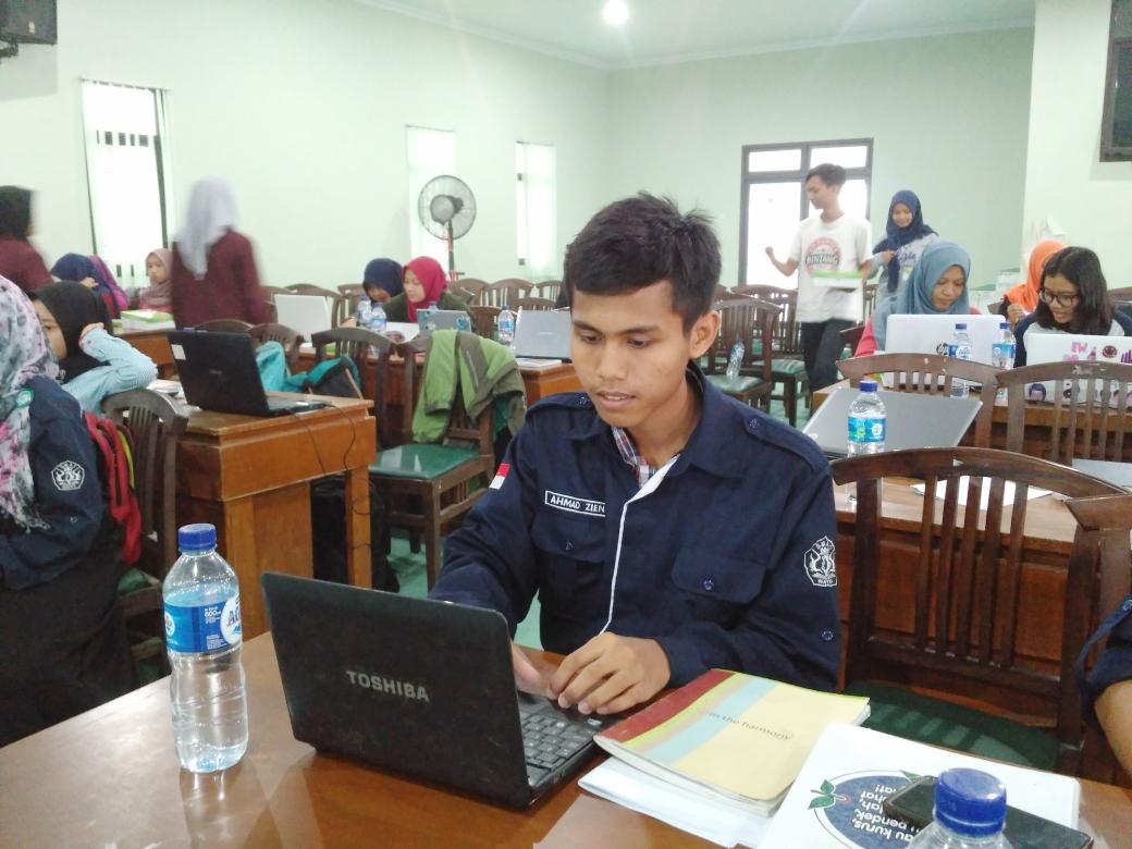 Kegiatan panitia di acara yg bertemakan Writer Hunt hari ini nih, serius-serius ya😁