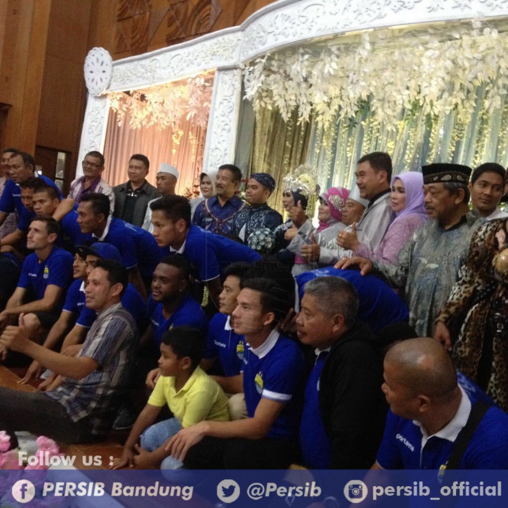 persib's tweet photo. Pulang dari Balikpapan. Langsung merapat ke acara pernikahan putri salah satu official tim #persib https://t.co/TFAJrkSJlH