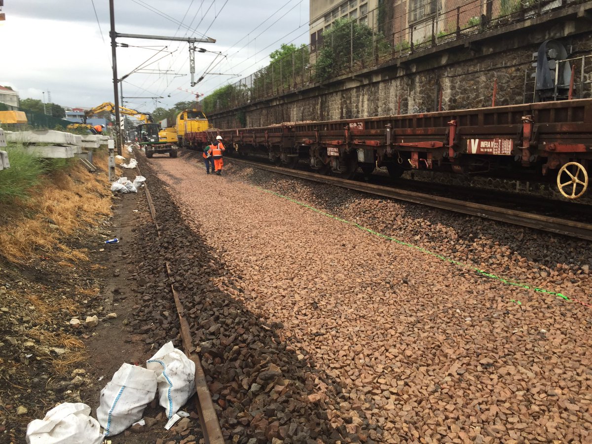 FredMARIE74's tweet photo. @etf @InfraBlogPSL @DelahaisAnthony 
Ce matin à 7h début pose et fin SC ballast zone 330 ml, 10h00 fin de pose TBA https://t.co/kAmy1aKtkg