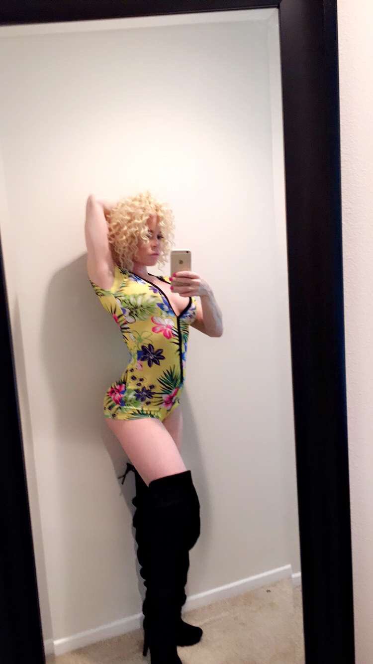 2 pic. I'm tiny but I photograph very tall & long ? loving my cute outfit https://t.co/mZfUBIedDL