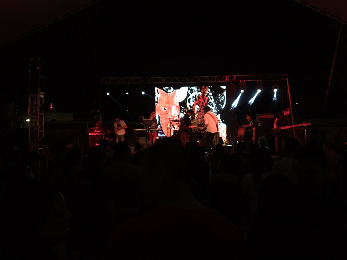 SomosRockFST's tweet photo. Aquí nomás, en el after del #SOMOSROCKFST con el tributo oficial a Caifanes. https://t.co/THp1mgrT3r