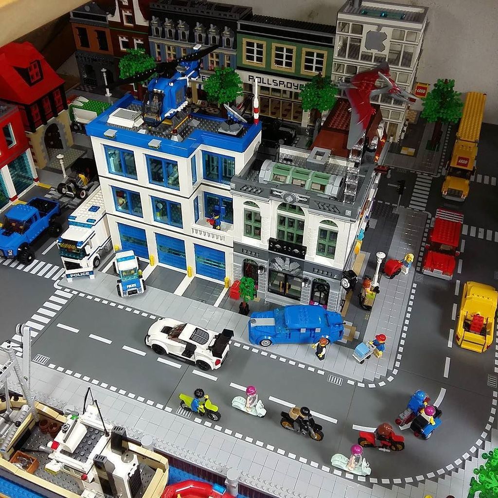 thelegohq's tweet photo. https://t.co/pZMifLZ65B Downtown #lego #city #moc #afol #modular #building #legomodular #brickshelf #brickstagram … https://t.co/XPAmIzXZhv