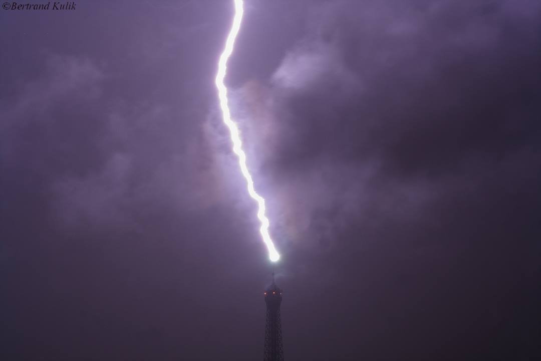 KeraunosObs's tweet photo. Une autre vue de la #TourEiffel foudroyée la nuit dernière (appareil eos 350D). Photo de Bertrand. #Paris https://t.co/0m69W0aRnE