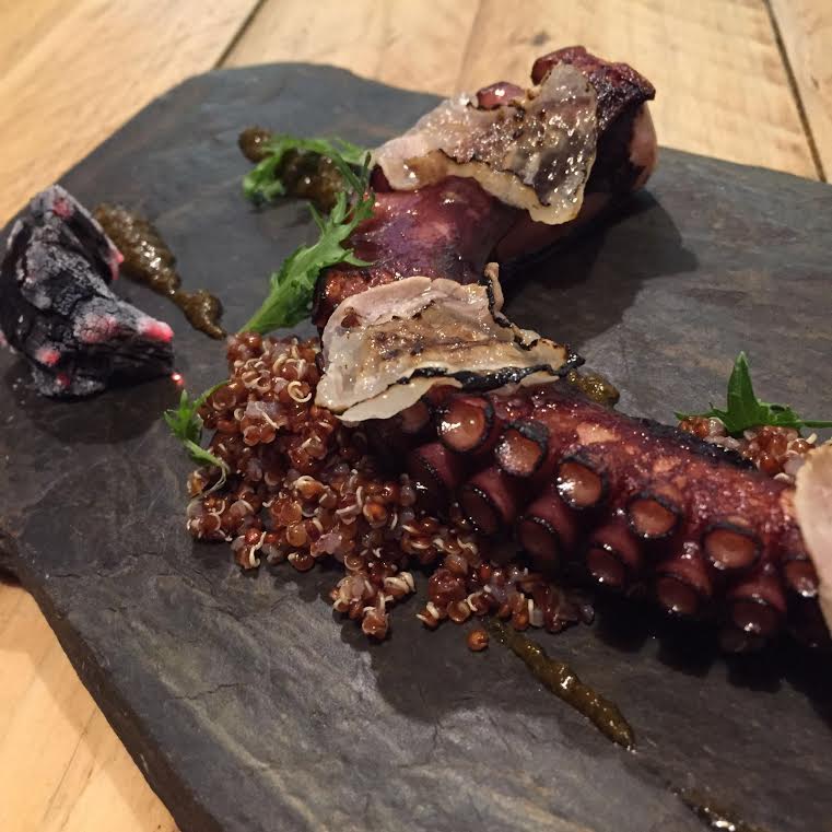 En Tapes i Platillos no us perdeu el pop rostit amb cansalada, chimichurri i quinoa del <a href="/manorotabcn/">Restaurante ManoRota</a> #tastalarambla