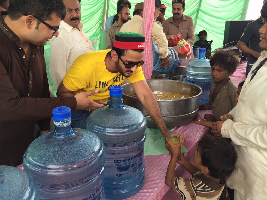 khalid_wagan's tweet photo. We @UzaibAbro  Hot weather today morning at Hyderabad #PPPcares #pppforpoor #teamppp https://t.co/oZnkwoeO1r